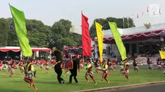 Ratusan Penari menyuguhkan pementasan tarian kuda lumping selama HUT ke-74 RI di Istana Merdeka, Jakarta, Sabtu (17/8/2019). Kuda lumping juga disebut jaran kepang atau jathilan adalah tarian tradisional Jawa yang menampilkan sekelompok prajurit tengah menunggang kuda. (Liputan6.com/Lizsa)