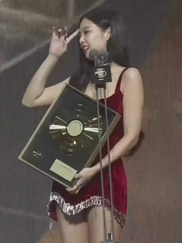 Jennie BLACKPINK Kenakan Gaun Merah yang sama dengan Ningning. [Golden Disc Awards]