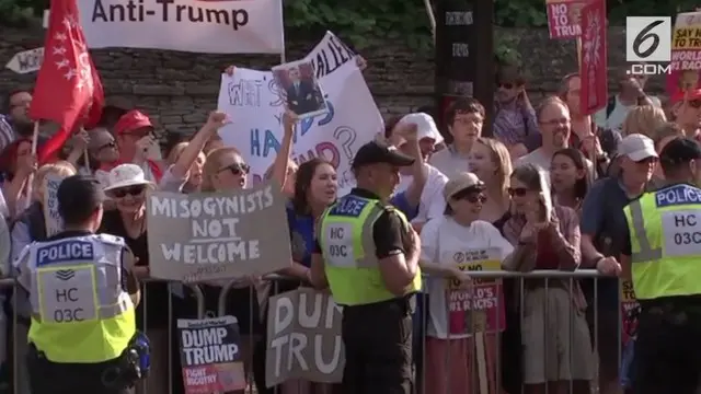 Ratusan Pendukung Anti-Trup Berkumpul Di Luar Bleinheim Palace Menyambut Kedatangan Trump Di London.