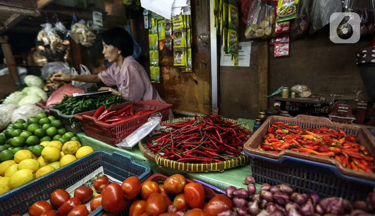 Wahyuning menata kebutuhan pokok dagangannya di Pasar Pondok Labu, Jakarta, Rabu, (8/6/2022). Wahyuning menjelaskan harga cabai merah tembus Rp 80.000 per kilogram dari yang sebelumnya Rp 40.000, diikuti cabai rawit dan bawang merah. (Liputan6.com/Johan Tallo)