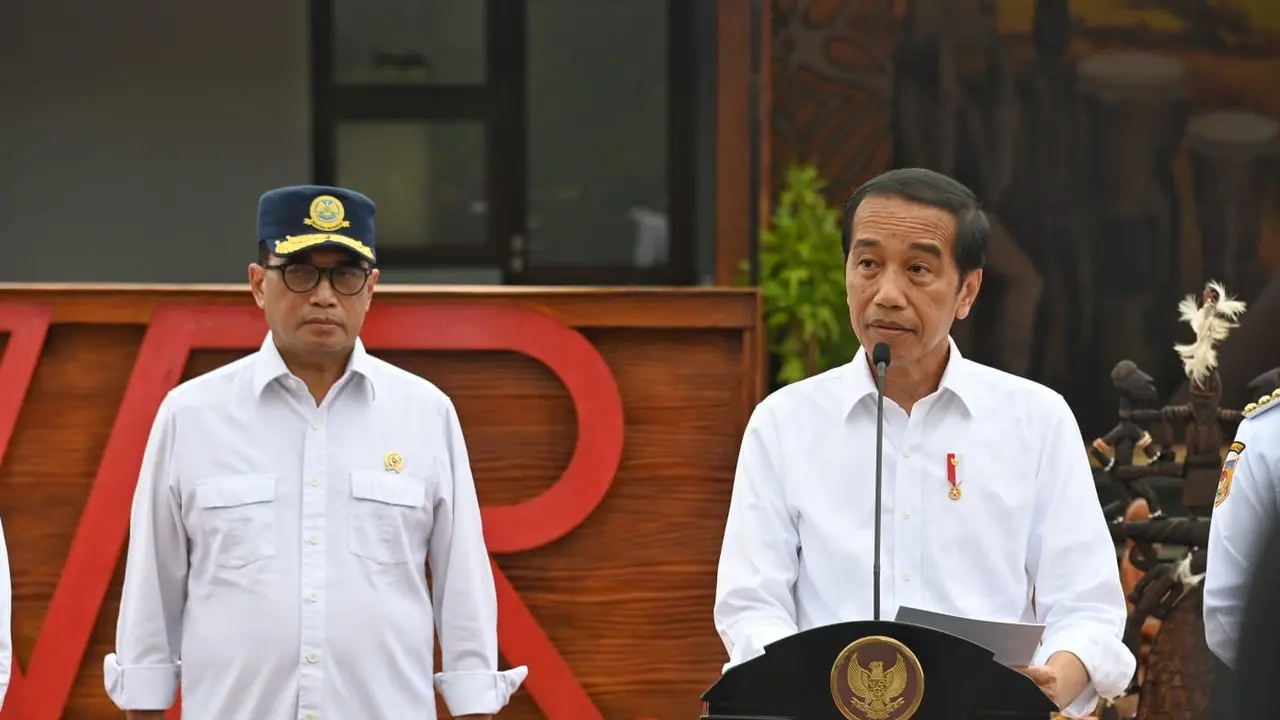 Presiden Joko Widodo (Jokowi) didampingi Menteri Perhubungan Budi Karya Sumadi meresmikan Bandara Ewer di Kabupaten Asmat, Papua Selatan, Kamis (5/7/2023). (Dok Kemenhub)