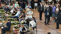 Pemakam masal beberapa korban gempa dilaksanakan di gedung olahraga setempat dan dihadiri oleh Presiden Italia Sergio Mattarella (AFP).