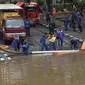 Petugas melakukan penyedotan air yang merendam underpass Kemayoran, Jakarta, Minggu (2/2/2020). Akibat hujan yang cukup lama di kawasan tersebut membuat underpass tersebut terendam air hingga ketinggian 5 meter. (Liputan6.com/Angga Yuniar)