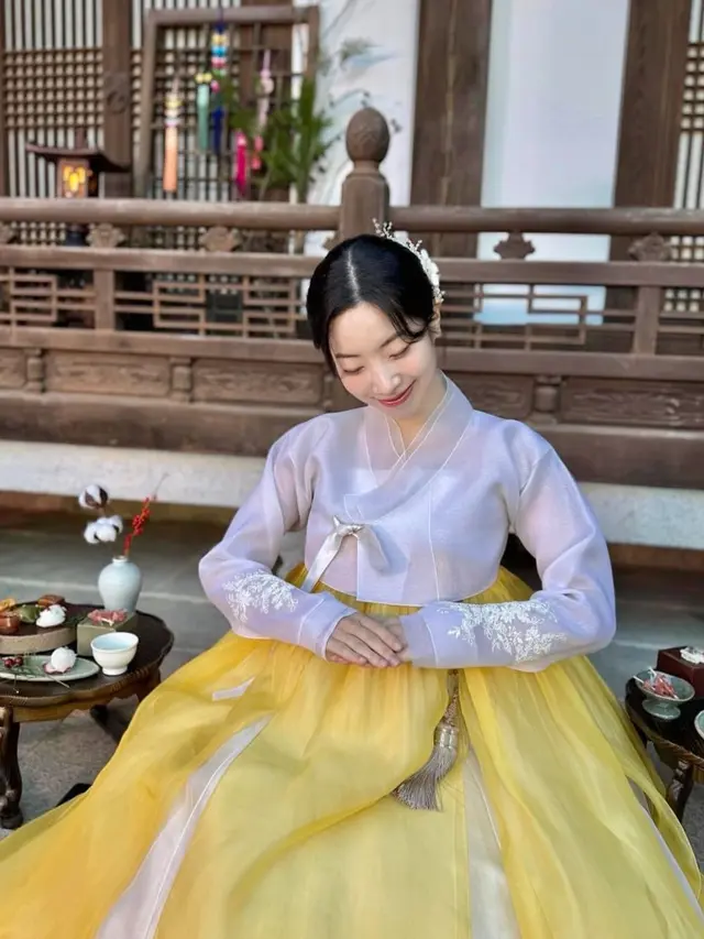 Potret dahyun pakai hanbok kuning. (credit:instagram.com/dahhyunnee)