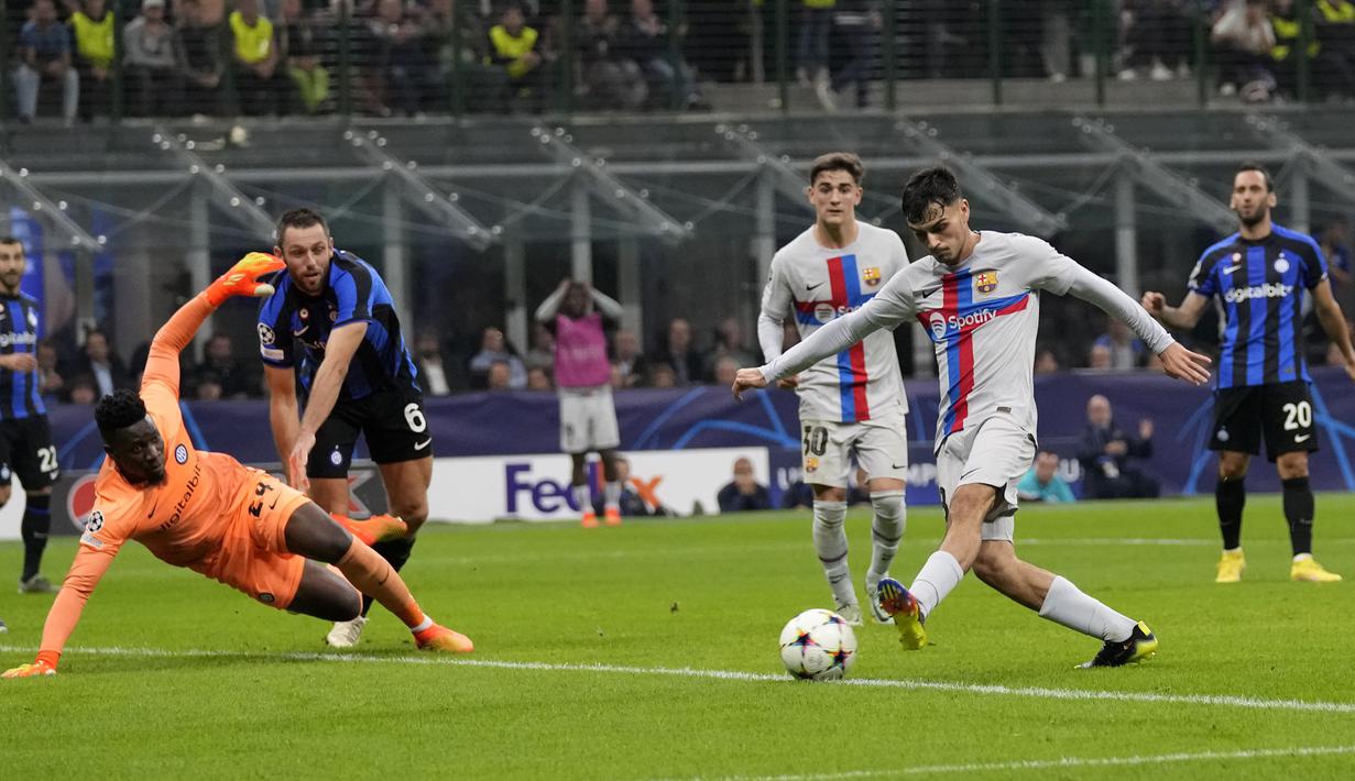 Tertinggal satu gol membuat Barca memborbardir pertahanan Inter Milan. Namun sayang hingga peluit tanda berkahir pertandingan berbunyi Pedri dan kawan-kawan masih belum mampu menyamakan skor. (AP/Antonio Calanni)