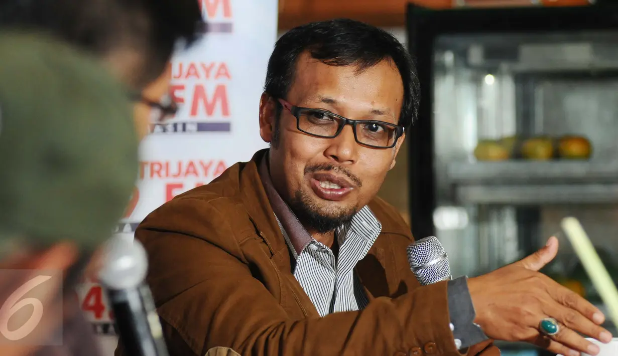 Pengamat Terorisme CIIA, Harits Abu Ulya membahas kejadian teror di Sarinah (14/1/2016) di salah satu rumah makan di Jakarta (16/1/2016). Harits bersama Ketua Komisi I DPR RI, Mahfudz Siddiq mengupas teror Jakarta. (Liputan6.com/Helmi Fithriansyah)