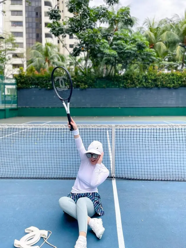 Potret Syahrini saat main tenis, penampilan tetap stylish