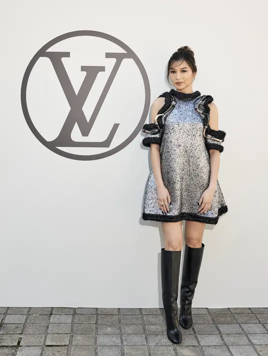 Gemma Chan tampil bersinar dengan halter A-line dress. Gaun yang mengombinasikan warna silver hitam itu memberikan kesan girly pada penampilan pemeran Eternal itu. Penampilan Gemma Chan ditutup dengan knee high boots berwarna hitam (Louis Vuitton)