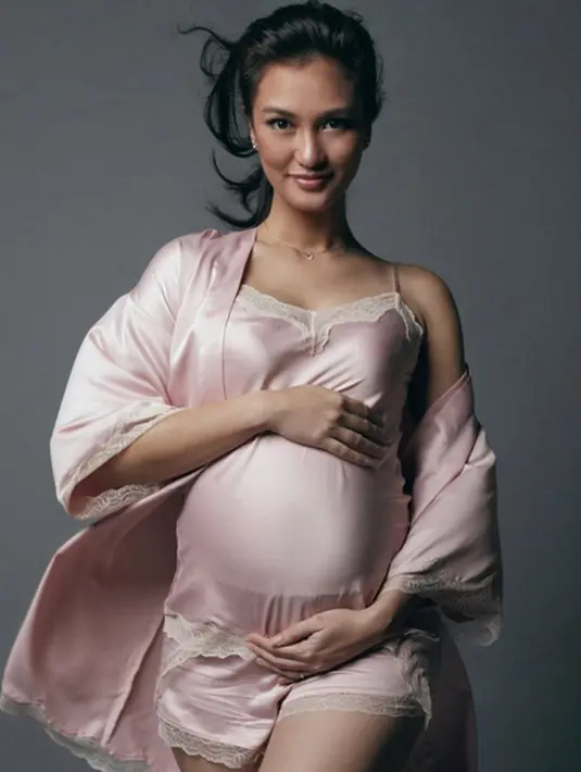 "Kalau lahirannya kapan belum tau ya kan itu dokter, tapi minggu-minggu ini lah. Rumah sakit ada deh, nanti pasti pada datang lagi," kata Rio. (Instagram/atiqahhasiholan)