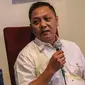 Mantan Juru Bicara Presiden Abdurrahman Wahid, Adhie Massardi (kanan) saat menjadi pembicara diskusi Membaca Peta Kabinet, Pro Daerah ataukah Pro Status Quo? di Jakarta, Minggu (13/9/2015). (Liputan6.com/Faizal Fanani)