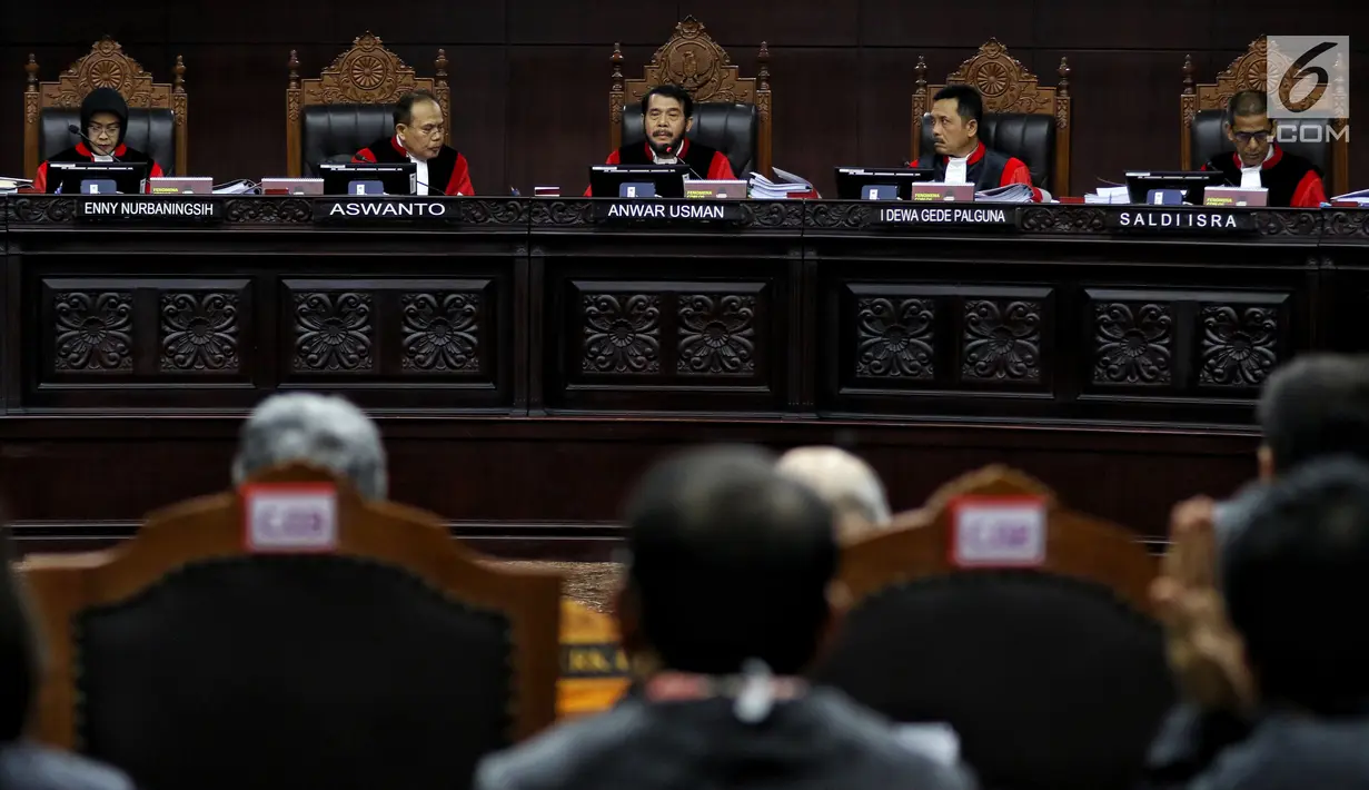 Ketua Majelis Hakim Mahkamah Konstitusi, Anwar Usman didampingi sejumlah Hakim Konstitusi memimpin sidang perdana sengketa Pilpres 2019 di Mahkamah Konstitusi (MK), Jakarta, Jumat (14/6/2019). Sidang itu memiliki agenda pembacaan materi gugatan dari pemohon. (Lputan6.com/Johan Tallo)