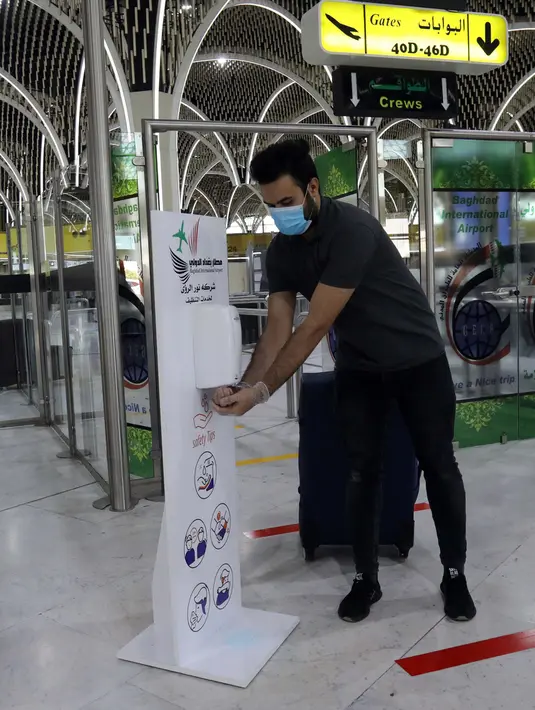 Seorang penumpang mensterilkan tangannya di Bandara Internasional Baghdad di Baghdad, Irak, pada 23 Juli 2020. Otoritas Penerbangan Sipil Irak membuka kembali penerbangan internasional reguler pada Kamis (23/7), kendati total infeksi COVID-19 di negara tersebut mencapai 102.226. (Xinhua)