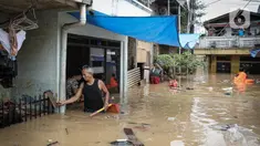 Warga dengan alat seadanya membersihkan rumah yang terendam banjir di kawasan Rawajati, Kalibata, Jakarta, Senin (10/10/2022). Tingginya curah hujan di kawasan Bogor mengakibatkan ratusan rumah di enam RT Kelurahan Rawajati terendam banjir dengan ketinggian mencapai dua meter. (Liputan6.com/Faizal Fanani)
