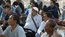 Calon Sukarelawan Pengatur Lalu Lintas (Supeltas) atau 'Pak Ogah' mengikuti pelatihan di Lapangan Banteng, Jakarta, Rabu (23/8). Satlantas Jakarta Pusat merekrut 48 Pak Ogah untuk membantu kepolisian mengatur lalu lintas. (Liputan6.com/Immanuel Antonius)