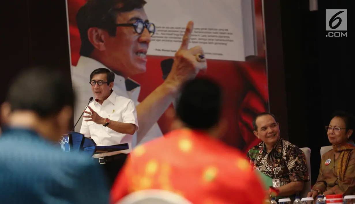 Menteri Hukum dan Hak Asasi Manusia (Menkumham) Yasonna Hamonangan Laoly saat memberikan arahan pada Forum Advokat Pengawal Pancasila (FAPP) di Gedung Kemenkumham, Jakarta, Jumat (21/7). (Liputan6.com/Faizal Fanani)
