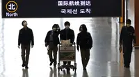 Penumpang berjalan di lobi untuk kedatangan internasional di Bandara Internasional Kansai, Osaka, Jepang, Selasa (30/11/2021). Jepang mengkonfirmasi kasus pertama virus corona COVID-19 varian Omicron.  (Yukie Nishizawa/Kyodo News via AP)