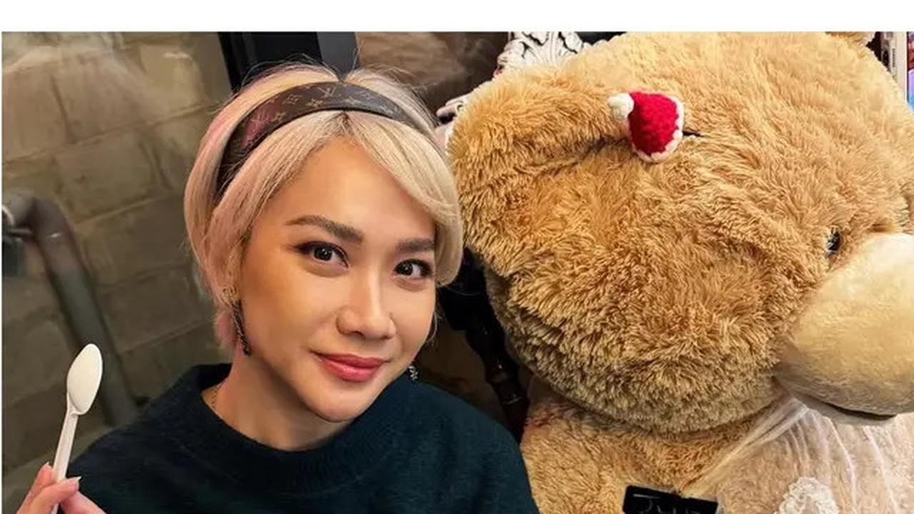 6 Potret OOTD BCL Selama di Korea Selatan, Paduan Pas dengan Rambut Pixie Cut