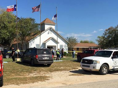 Suasana Gereja First Baptist setelah penembakan massal di Sutherland Springs, Texas, (5/11). Insiden  penembakan terjadi pada Minggu 5 November 2017 pukul 11.30 waktu setempat, Minggu, 5 November 2017. (KSAT via AP)
