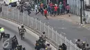 Warga Kampung Pulo saat bentrok dengan petugas gabungan saat penggusuran Kampung Pulo, Jakarta, Kamis (20/8/2015). Penggusuran pemukiman Kampung Pulo dilakukan oleh 2.200 personel gabungan untuk normalisasi Sungai Ciliwung. (Liputan6.com/Herman Zakharia)