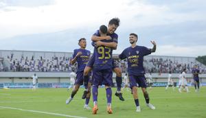 Para pemain Persita merayakan gol yang dicetak oleh Andrejic Aleksa ke gawang Borneo dalam laga BRI Super League 2025/2026 di Indomilk Arena, Tangerang, Banten, Jumat (09/01/2026). (Bola.com/Bagaskara Lazuardi)