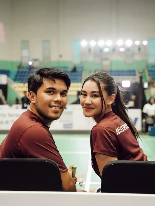 Tampak Aaliyah dan Thariq kompak kenakan pakaian olahraga bernuansa merah marun. [@aaliyah.massaid]