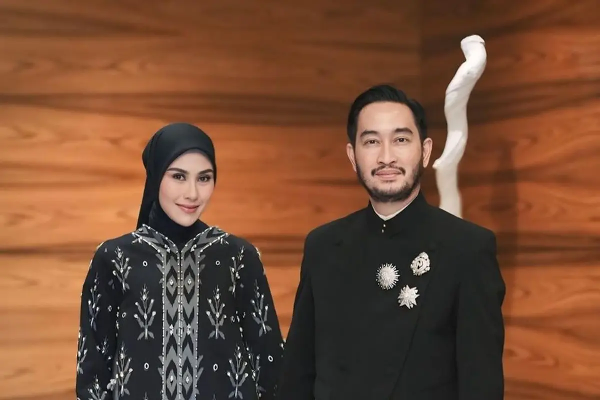 6 Gaya Syahnaz Sadiqah Kenakan Kebaya Tenun dan Hijab Berpose Bareng Suami, Pancarkan Aura bak Ibu Pejabat