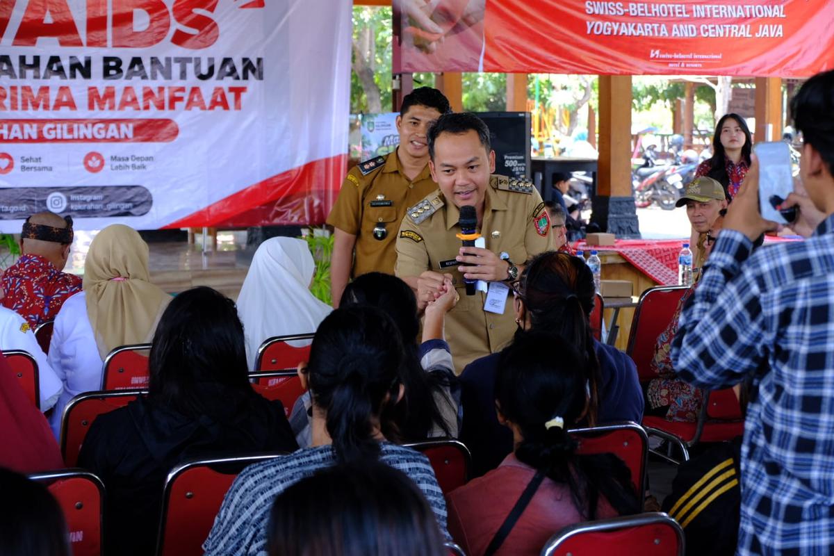 Hal disampaikan Wali Kota Solo Respati Ardi saat menghadiri Sosialisasi HIV/AIDS dan Penyerahan Bantuan di Taman Cerdas Kelurahan Gilingan, Senin (14/9).