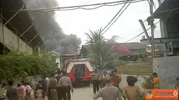 Citizen6, Jakarta: Mobil pemadam kebakaran telah berada di lokasi terjadinya kebakaran di teluk angke. (Pengirim: Alexander) 