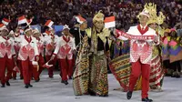 Kontingen Indonesia tampil pada defile upacara pembukaan Olimpiade Rio 2016 di Stadion Maracana, Rio de Janeiro, Brasil, Jumat (5/8/2016) malam waktu setempat. (AP/David J.Philip)