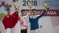 Atlet Wushu, Edgar Xavier, melakukan selebrasi usai meraih medali perak pada nomor Cangquan putra Asian Games di JIExpo, Jakarta, Minggu, (19/8/2018). Edgar Xavier berhasil meraih perak dengan angka 9.72. (Bola.com/Vitalis Yogi Trisna)