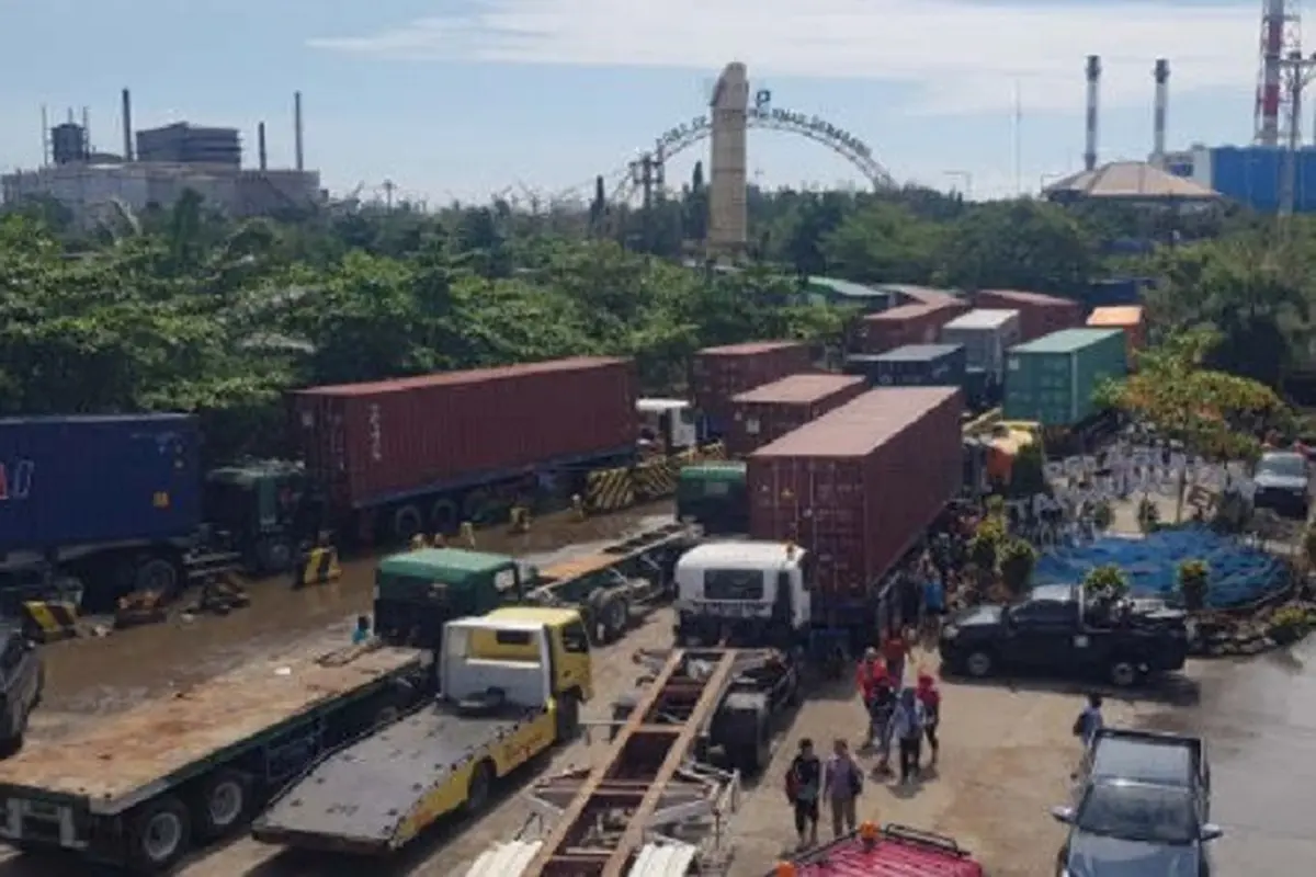Antrean Truk Pelabuhan Tanjung Emas