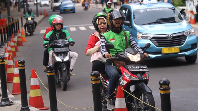 Pengemudi ojek online membawa penumpang di Jakarta, Selasa (10/3/2020). Tarif ojek online akan resmi naik per 16 Maret 2020. (Liputan6.com/Angga Yuniar)