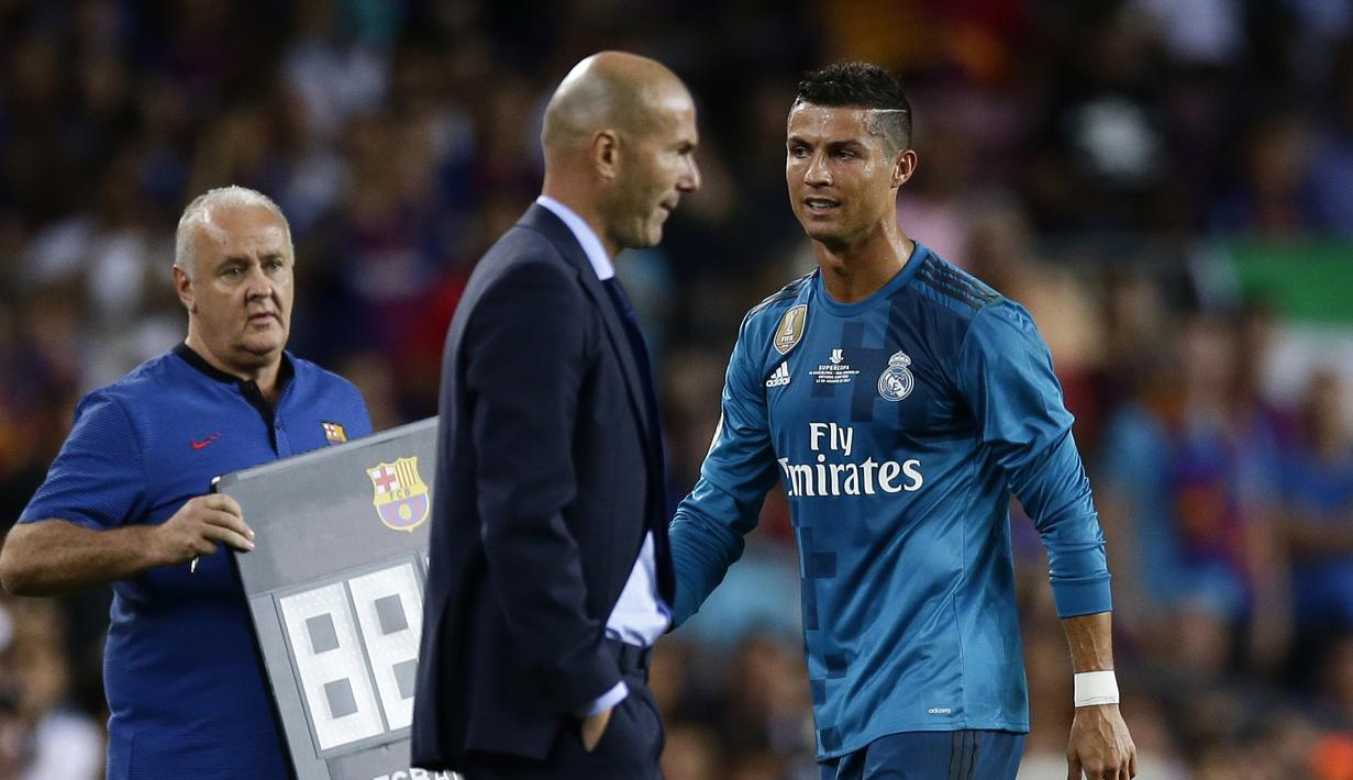 Bintang Real Madrid, Cristiano Ronaldo (kanan) keluar lapangan setelah diusir wasit saat melawan Barcelona pada laga Supercup Spanyol di Camp Nou stadium, Barcelona, (13/8/2017). Real Madrid menang 3-1. (AP/Manu Fernandez)