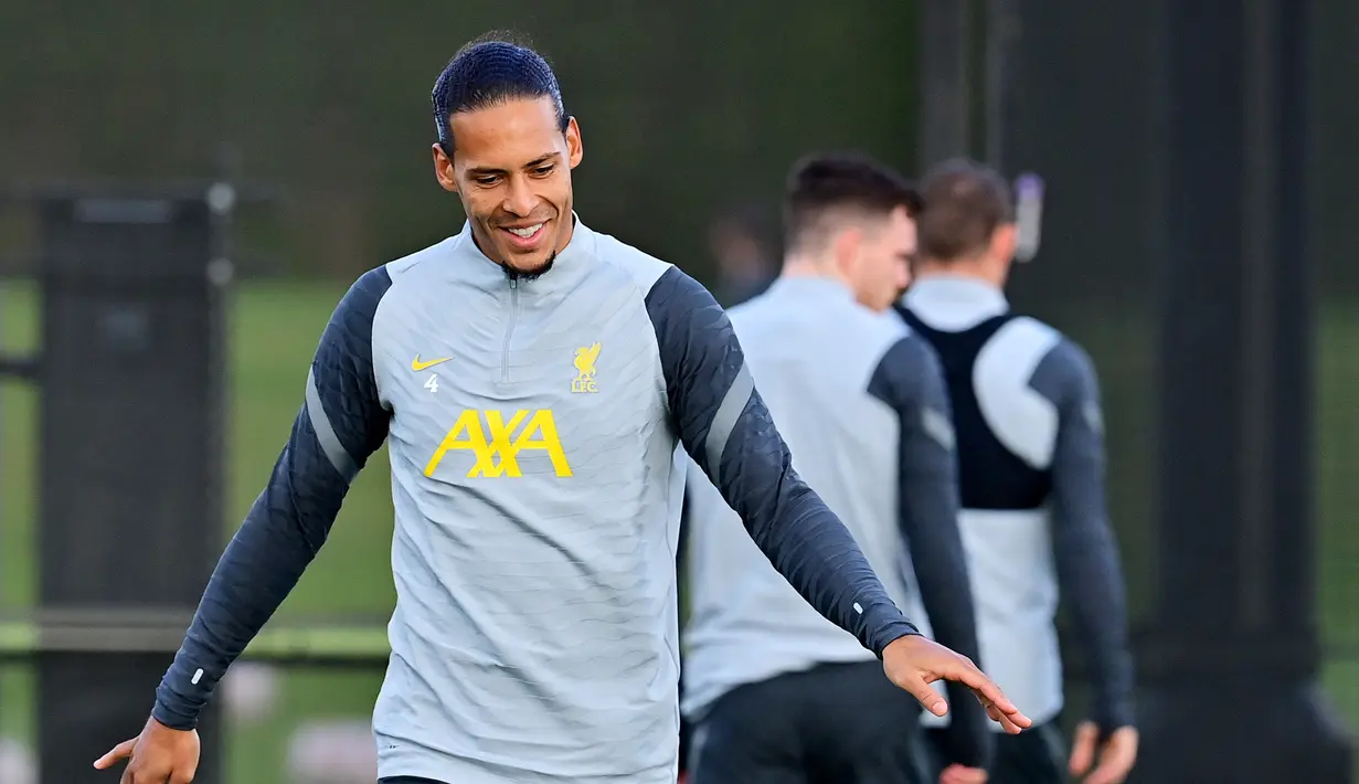 Bek Liverpool, Virgil van Dijk berjalan selama sesi latihan tim pusat pelatihan Axa di Kirkby, Liverpool, Inggris (27/9/2021). Liverpool akan bertanding melawan Porto pada grup B Liga Champions di Estadio do Dragao. (AFP/Paul Ellis)