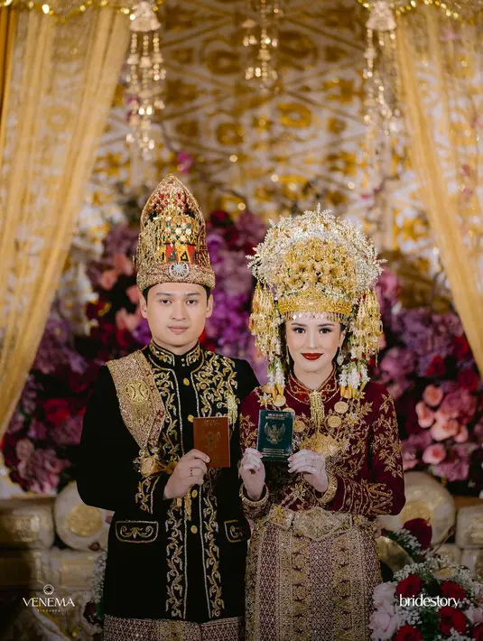 Beby Tsabina memilih warna merah dengan sentuhan wastra keemasan yang cocok dengan berbagai aksesori yang dikenakannya. [Foto: Instagram/bebytsabina]