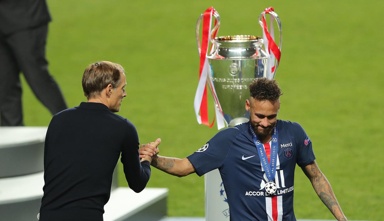Pelatih PSG, Thomas Tuchel menghibur pemain depan Neymar (kanan) saat ia berjalan melewati trofi setelah kalah dari Bayern Munchen pada final Liga Champions UEFA di stadion Luz di Lisbon pada 23 Agustus 2020. Thomas Tuchel dikontrak Chelsea selama 18 bulan. (AFP/Pool/ Miguel A. Lopes)