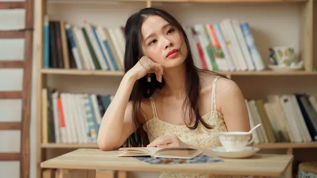 wanita january tidak bahagia