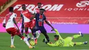 Penyerang PSG, Moise Kean, berusaha mencetak gol ke gawang AS Monaco pada laga lanjutan Liga Prancis di Stadion Stade Louis II, Sabtu (21/11/2020) dini hari WIB. PSG takluk 2-3 oleh AS Monaco. (AFP/Valery Hache)