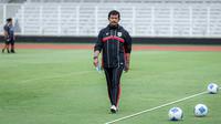 Pelatih Timnas Indonesia U-22, Indra Sjafri saat latihan perdana menjelang SEA Games 2025 di Stadion Madya, Kompleks Stadion Utama Gelora Bung Karno (SUGBK), Senayan, Jakarta, Selasa (11/11/2025). (Bola.com/Bagaskara Lazuardi)