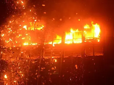 Penampakan Wisma Kosgoro yang mengalami kebakaran, Jakarta, Senin (9/3/2015). Tingginya gedung dan hembusan angin yang kencang membuat api sulit untuk dipadamkan (Twitter.com)