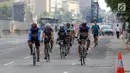Pengendara sepeda berolahraga di kawasan Jalan Jenderal Sudirman hingga Jalan Thamrin, Jakarta, Minggu (17/6). Meski HBKB atau CFD ditiadakan, sebagian warga tetap berolahraga di kawasan ini. (Liputan6.com/Arya Manggala)