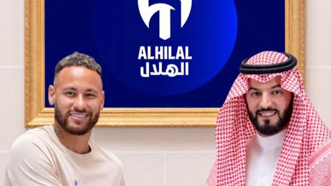 Neymar dikontrak jangka pendek oleh Al Hilal. Pemain berusia 31 tahun tersebut menandatangani kontrak sampai tahun 2025 mendatang.