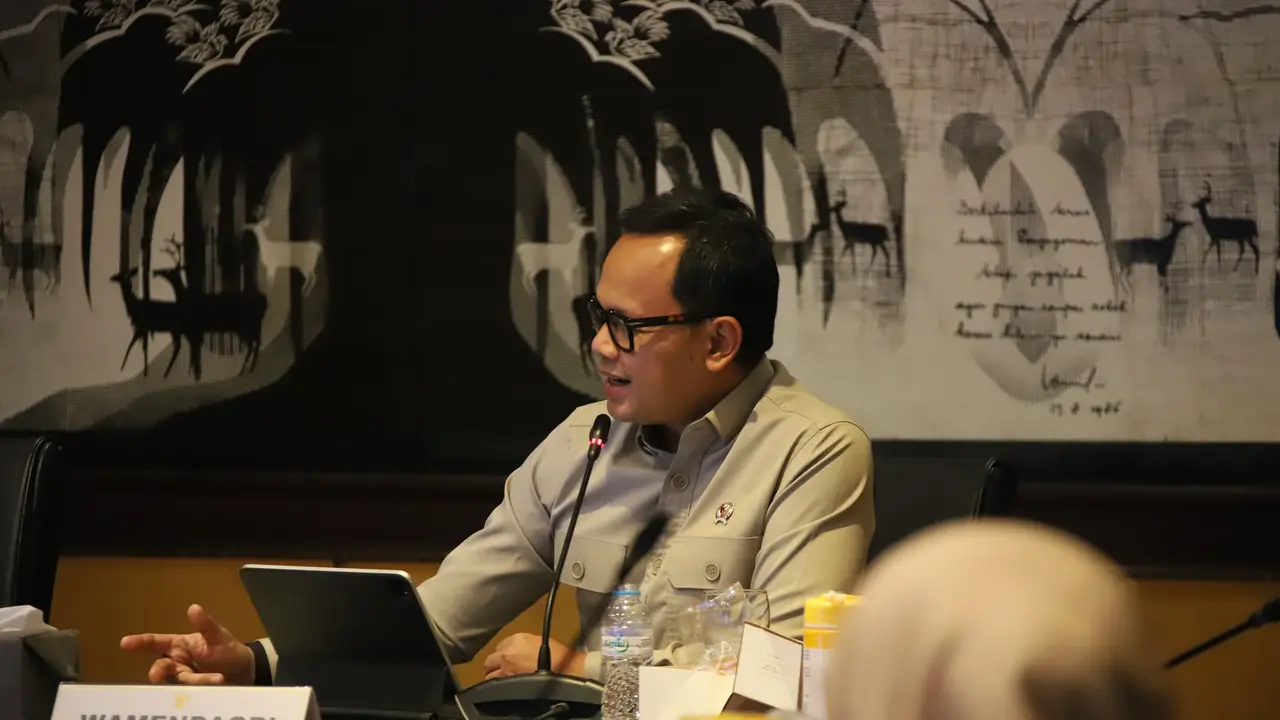 Wakil Menteri Dalam Negeri (Wamendagri) Bima Arya Sugiarto dalam Rakor Implementasi Program Percontohan Penyelenggaraan Pelayanan Terpadu Bagi Perempuan dan Anak di Kementerian Hukum, Jakarta.