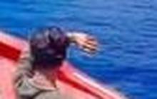 VIDEO: Momen Nelayan Indonesia Usir Kapal Asing Masuk Perairan RI, Lempar Batu hingga Botol