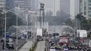 Pemain dan ofisial Timnas Indonesia U-22 menaiki bus tingkat saat konvoi menuju Istana Negara Jakarta, Kamis (28/2). Pawai tersebut untuk merayakan keberhasilan skuat Garuda Muda menjuarai Piala AFF U-22 di Kamboja. (Bola.com/M Iqbal Ichsan)