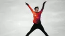 Nathan Chen, dari Amerika Serikat, berkompetisi dalam katagori skate bebas putra selama acara figure skating di Olimpiade Musim Dingin 2022, di Beijing, Kamis (10/2/2022). (AP Photo/Jeff Roberson)