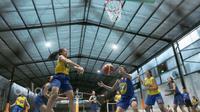 Pebasket Merpati Bali, Dewa Ayu (kiri) mencoba melakukan umpan melawati lawan saat sesi latihan tim di Futsal Hut, Asaba Arena, Jumat (20/1/2017).  (Bola.com/Nicklas Hanoatubun)