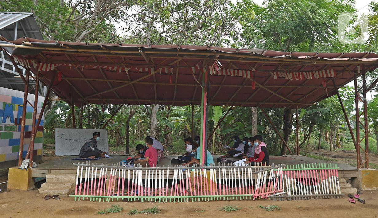 Suasana Ujian Akhir Semester (UAS) SMP Sekolah Alam di Sukawangi, Kabuapaten Bekasi, Jawa Barat, Senin (30/11/2020). Menurut pengurus Sekolah Alam KBM tatap muka  jenjang pendidikan SD,SMP, dan SMA tetap berjalan dengan menerapkan protokol kesehatan. (Liputan6.com/Herman Zakharia)