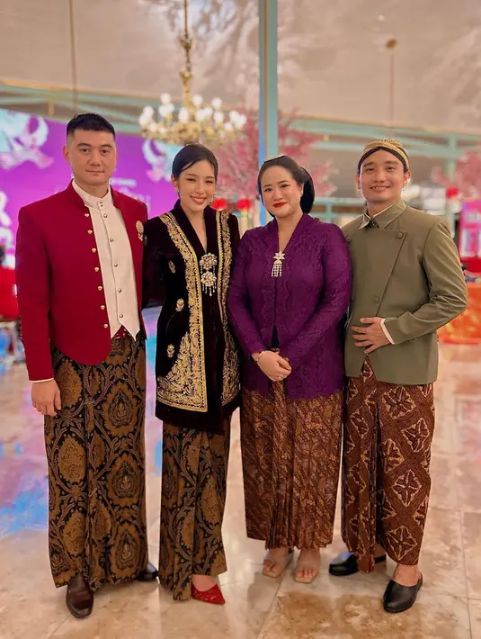 Ia kemudian memadukan kebayanya dengan kain jarik motif senada dengan sang suami. Dilengkapi dengan pump heels, serta dipermanis dengan aksesori bros dan anting-anting emas. [@tiffanysoetanto]