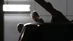 Jurnalis Jepang Jumpei Yasuda (tengah) berjalan saat tiba dari Istanbul di bandara Narita di Prefektur Chiba (25/10). Jumpei Yasuda diculik saat berada di Suriah utara sejak Juni 2015. (AFP Photo/Behrouz Mehri)